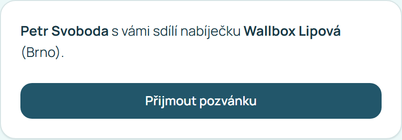 Pozvánka ke sdílené nabíječce s tlačítkem Přijmout pozvánku
